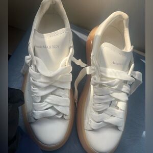 Alexander McQueen White and Tan Sneakers
Size8